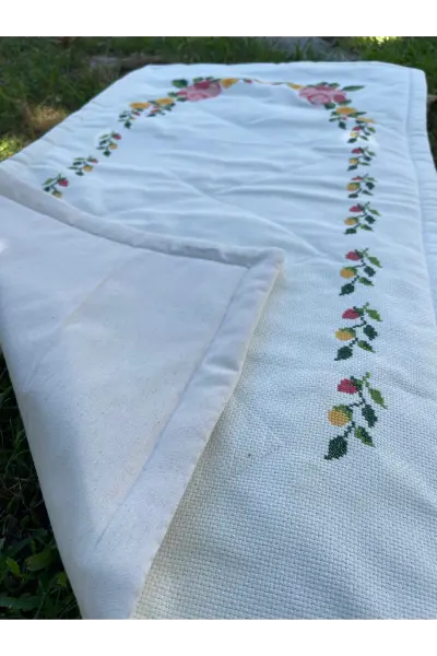 Gül Motifli Kanaviçe İşlemeli Seccade